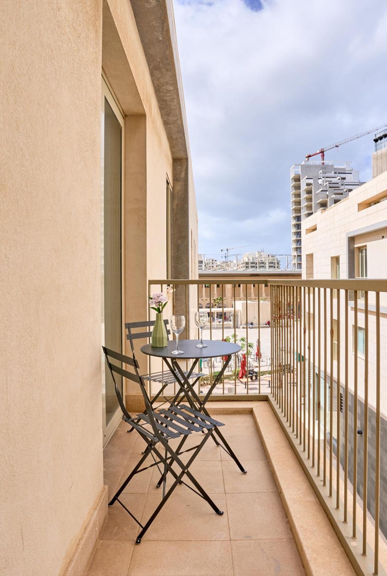 Stylish Apartment In Tigne Point Слима Екстериор снимка