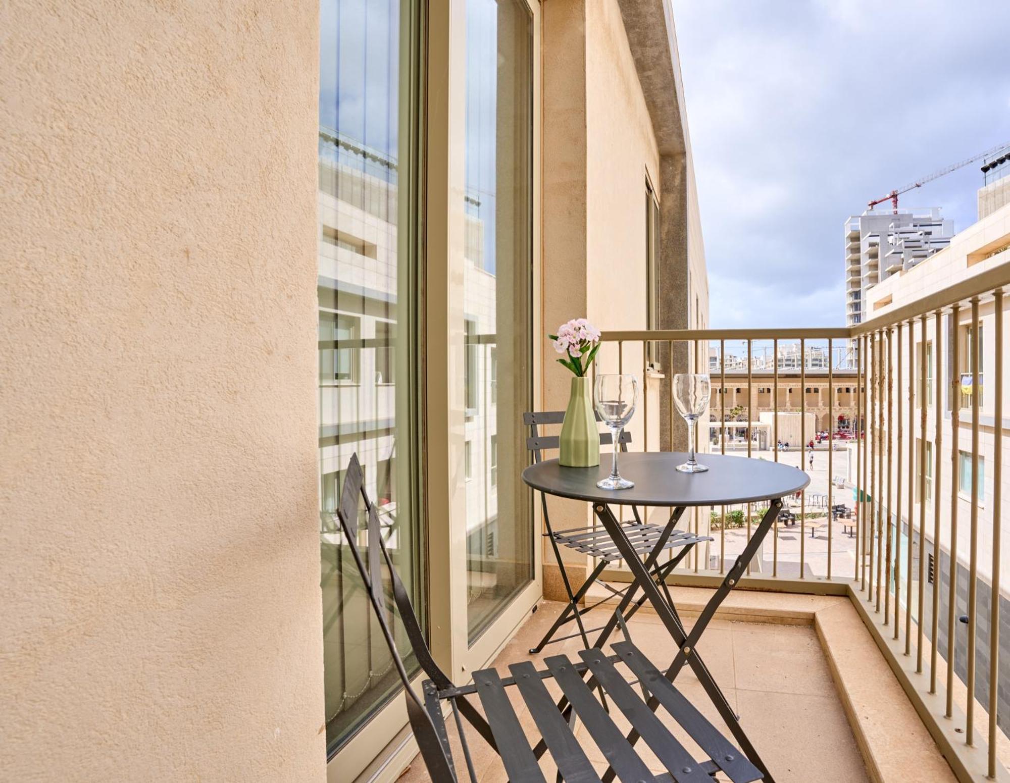 Stylish Apartment In Tigne Point Слима Екстериор снимка